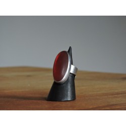 Fashion oval shell and red resin ring - Madame Framboise