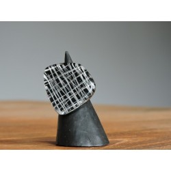 Black and white resin ring - Madame Framboise