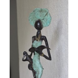 Sculpture africaine "La liseuse et son bébé" | Madame Framboise