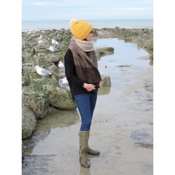 Large brown woollen scarf