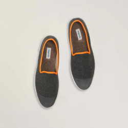 Men's furry slippers, grey and orange - Angarde