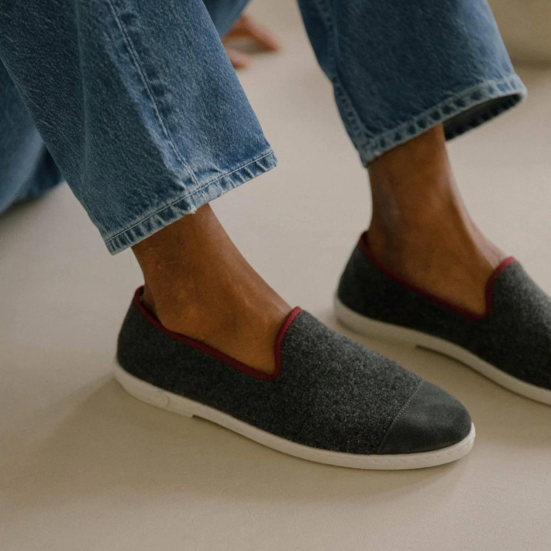 Men's furry slippers, grey and burgundy - Angarde