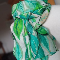 Foulard vert 100 % viscose - Feuilles