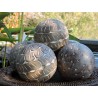 Boule sculptée en manguier - Madame Framboise